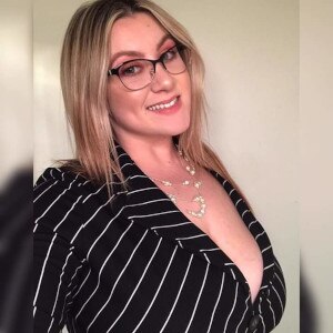 Pretty short lesbian woman from Dallas